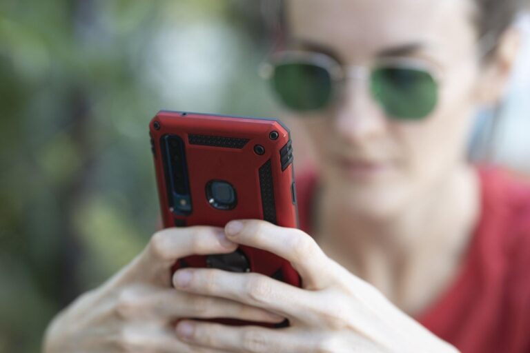 Parasociální vztahy s influencery